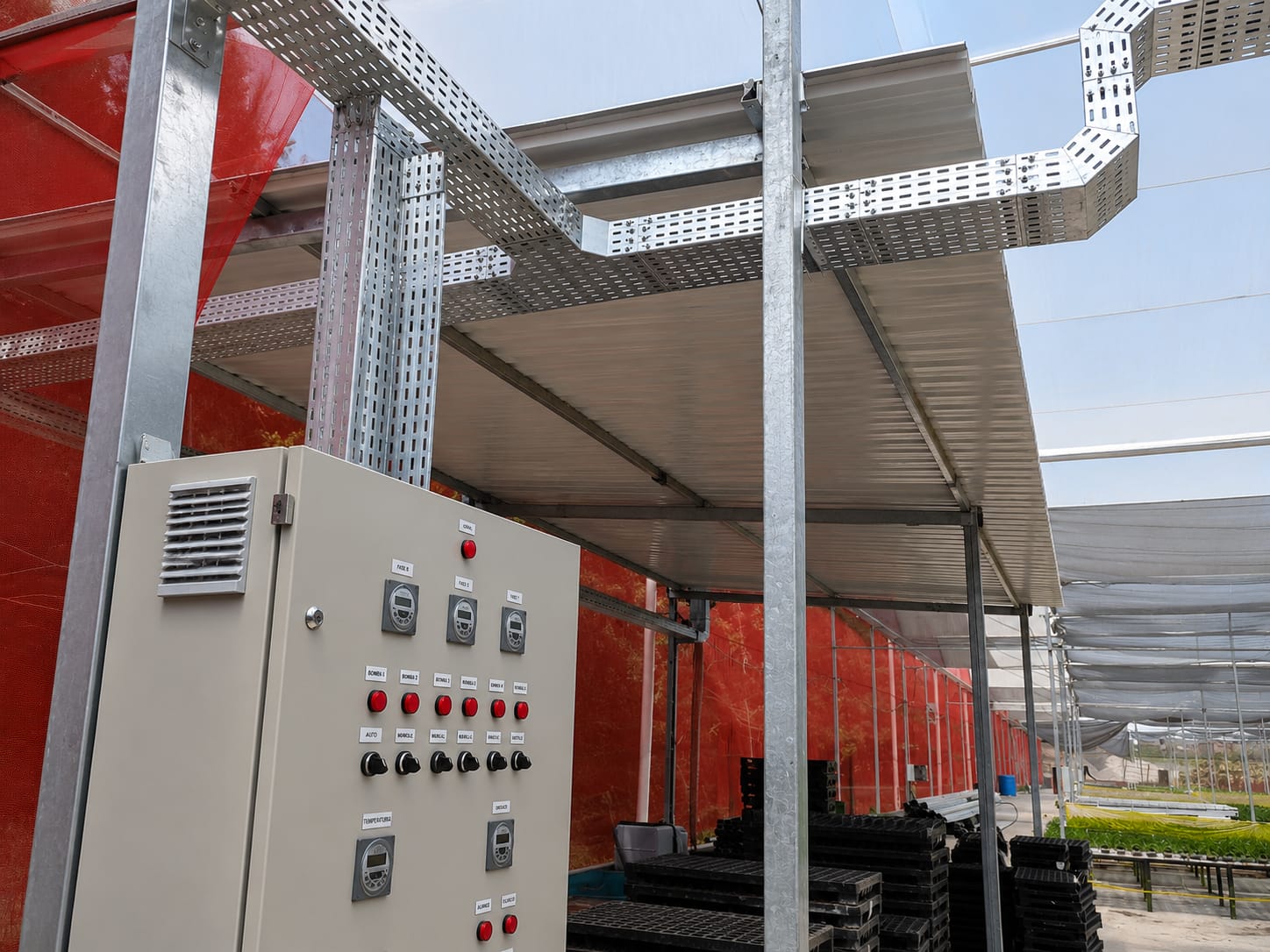 Infraestrutura elétrica industrial com eletrocalhas