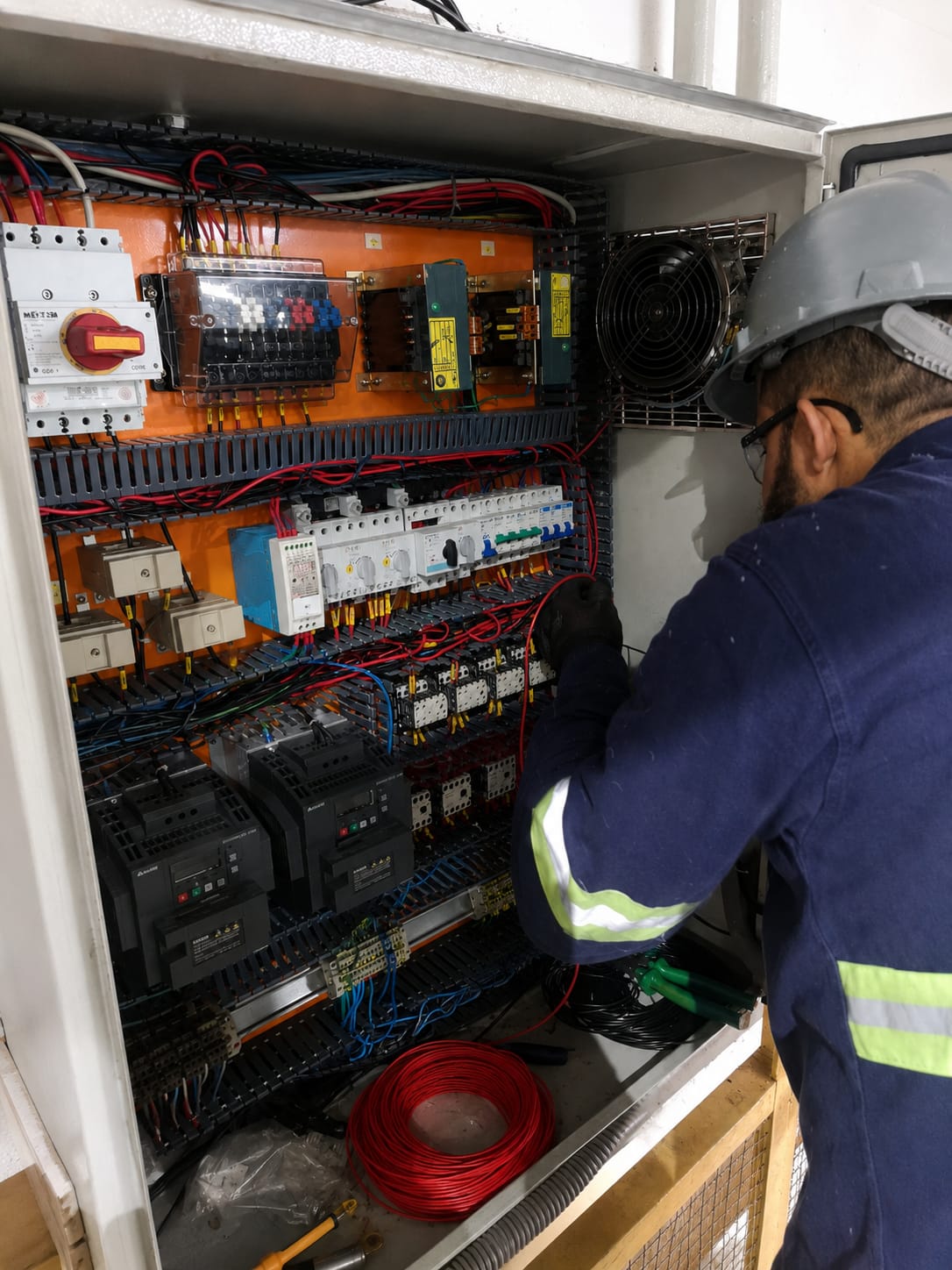 Técnico realizando manutenção em painel elétrico