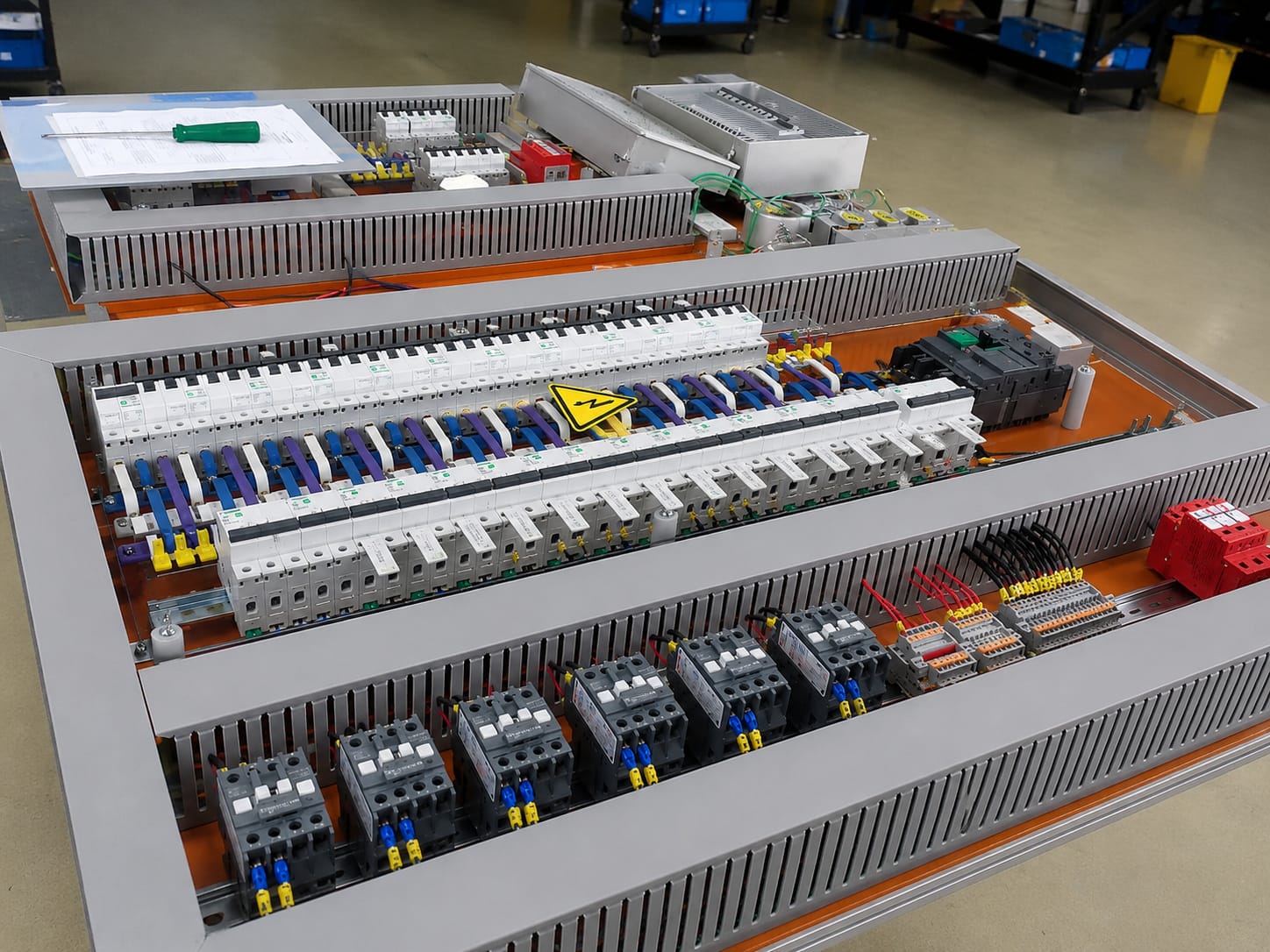 Painel elétrico de distribuição industrial em montagem