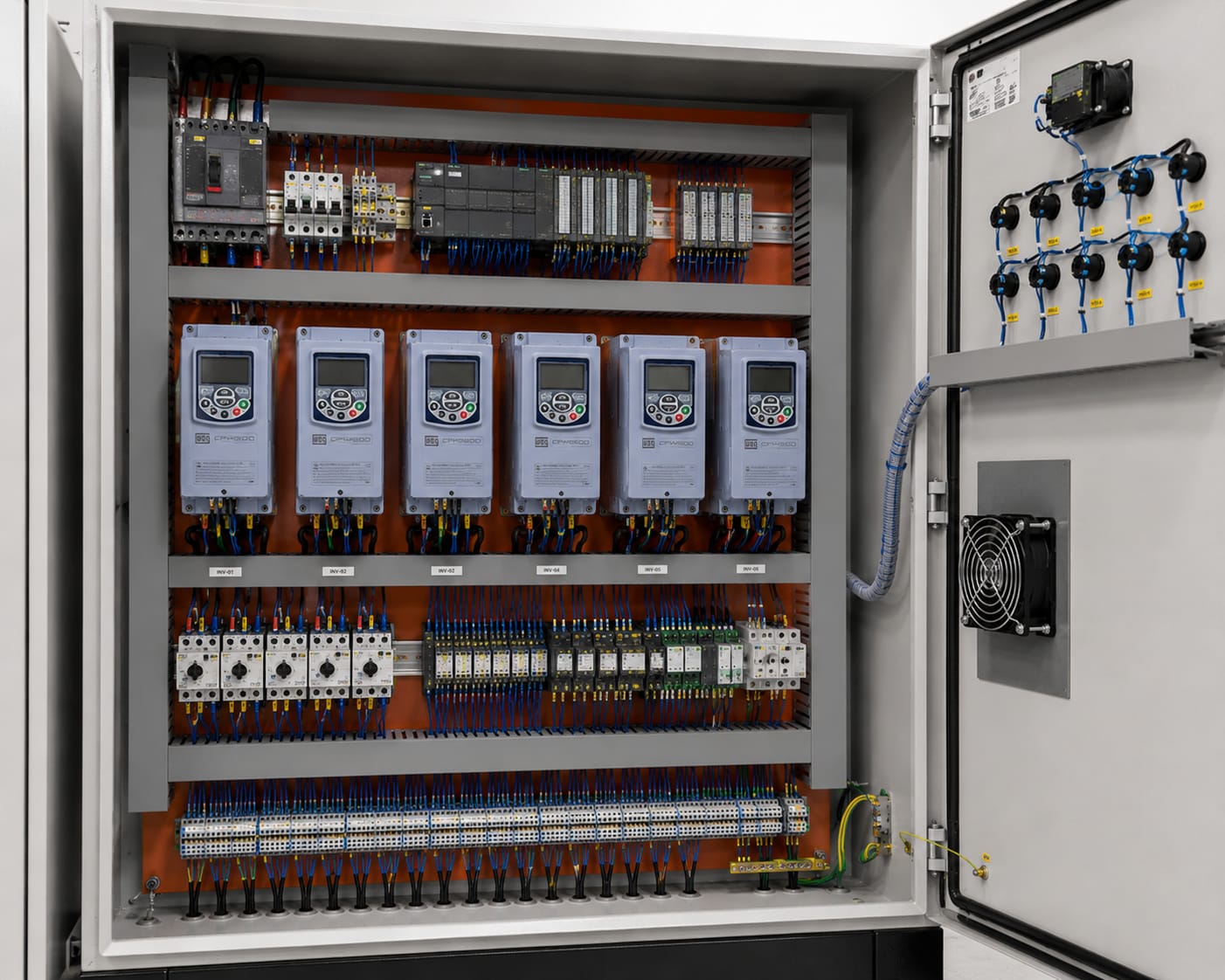 Painel com inversores de frequência instalado